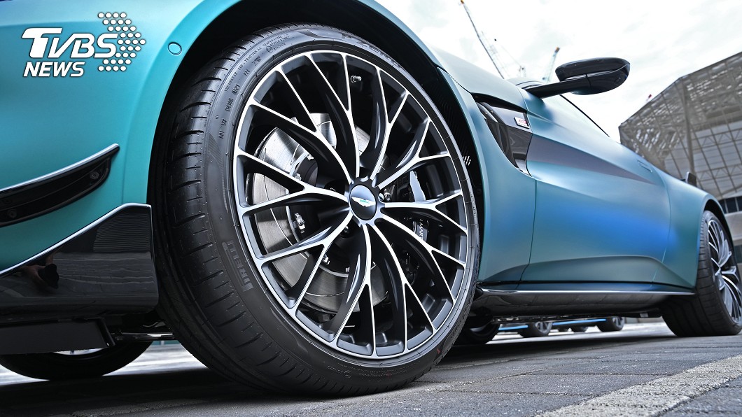 Vantage F1 Edition配備與倍耐力合作研發的專屬車胎，尺寸由標準版Vantage的20吋提升至21吋。