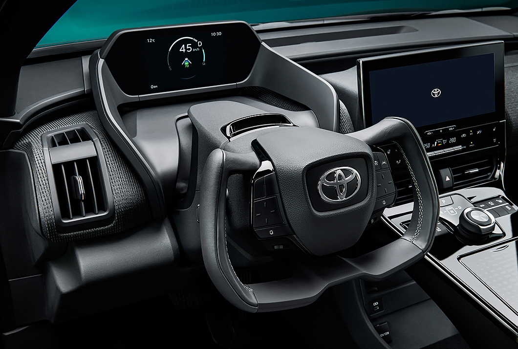 Toyota為bZ4X設計一款長方形方向盤，採用線傳控制設計。(圖片來源/ Toyota)