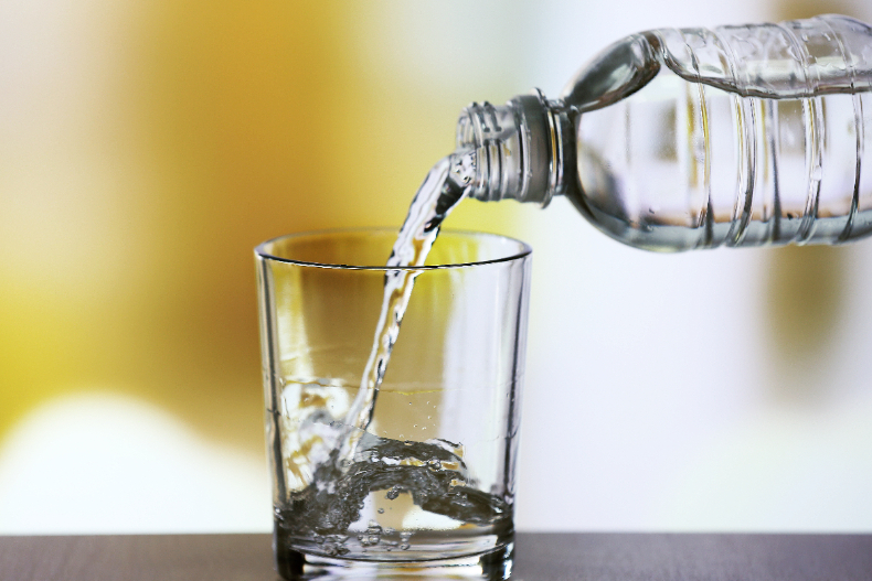 寶特瓶裝水有毒？會致癌？毒物專家闢謠「最被詬病」3大關鍵，喝水前先注意