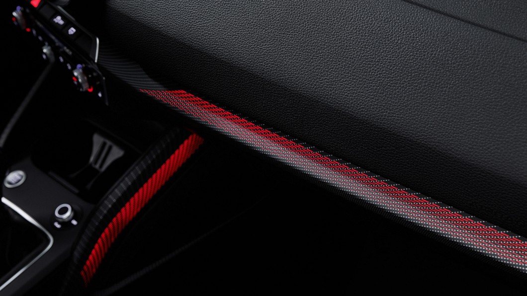 Q2 Technik旅行特仕版標配氣氛光感流體飾板。(圖片來源/ Audi Taiwan)
