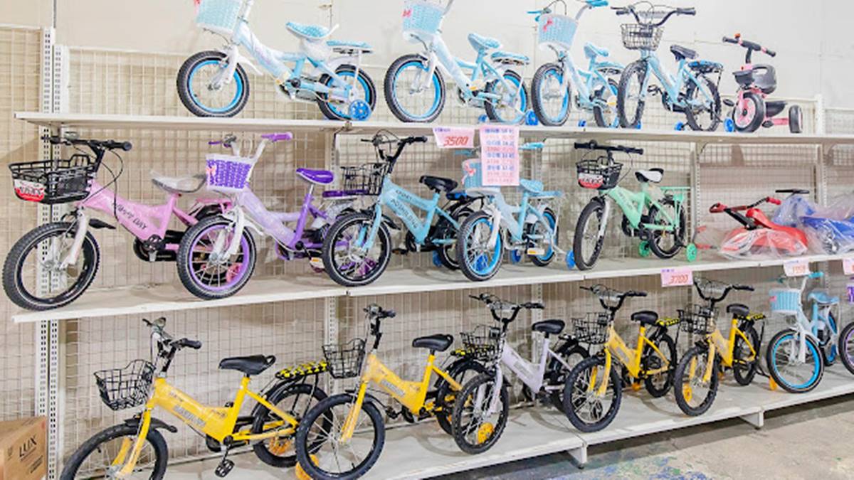 店裡販售不同尺寸的腳踏車，和一整排兒童電動車。（圖片提供：柚香魚子醬的蹦蹦跳跳）
