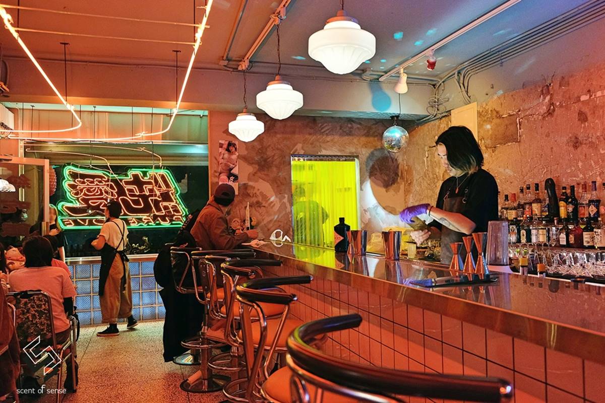打卡超台裝潢！台北「復古餐酒館」必點保力達調酒，搭「台版炸魚薯條」絕配