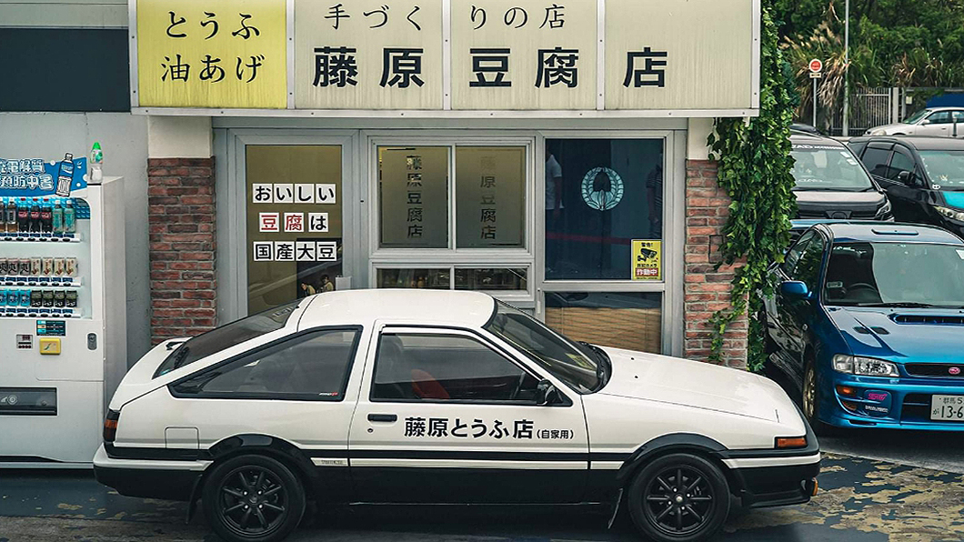 漫畫中的AE86在駕駛側貼有「藤原豆腐店」字樣。(圖片來源/ FB)