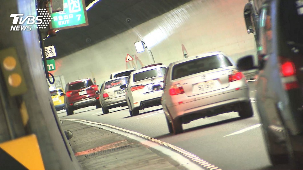 雪隧會塞車的原因之一就在於慢速車，會造成「虛擬路口」效應，導致後方車流打結。(圖片來源/ TVBS)