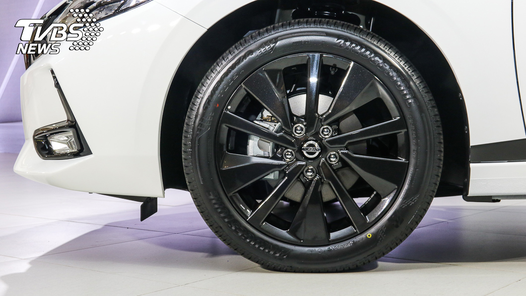 鏡面黑色鋁合金輪圈為Sentra黑帶魅力版標準配備。