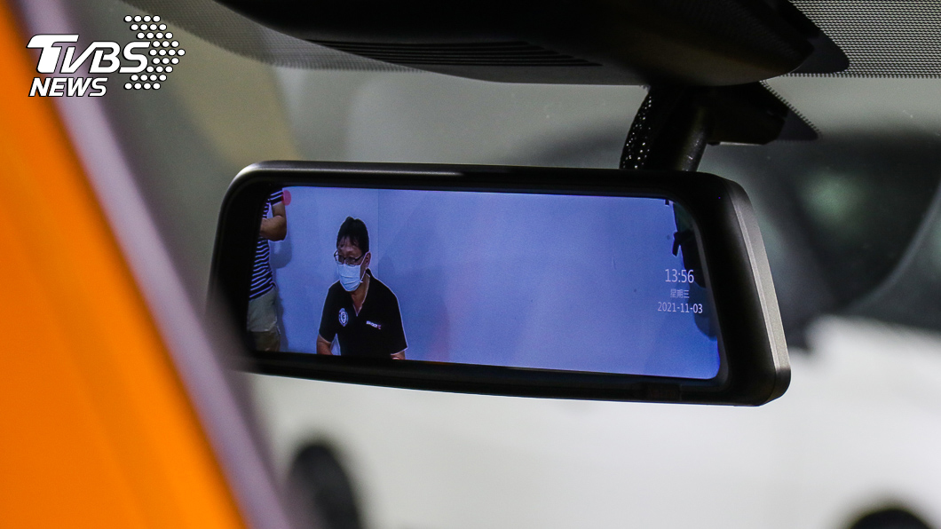 Nissan為Sentra黑帶魅力版升級整合行車紀錄器功能的Xmiro電子後視鏡。