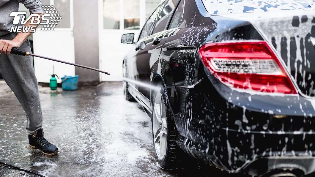 在自助洗車沖洗過後可以用風槍吹乾，省時又便利。(圖片來源/ TVBS)