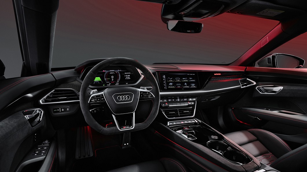 RS e-tron GT車內透過碳纖維飾板與RS徽飾營造戰鬥氣息。(圖片來源/ Audi)