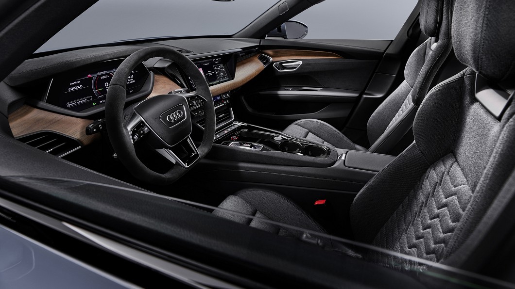 e-tron GT配備相當豐富，不只有完整ADAS，就連電動調整方向盤都是標準配備。(圖片來源/ Audi)