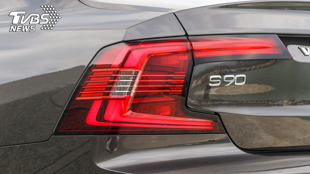 車尾導入新式樣LED尾燈，並為S90標配動態顯示方向燈。