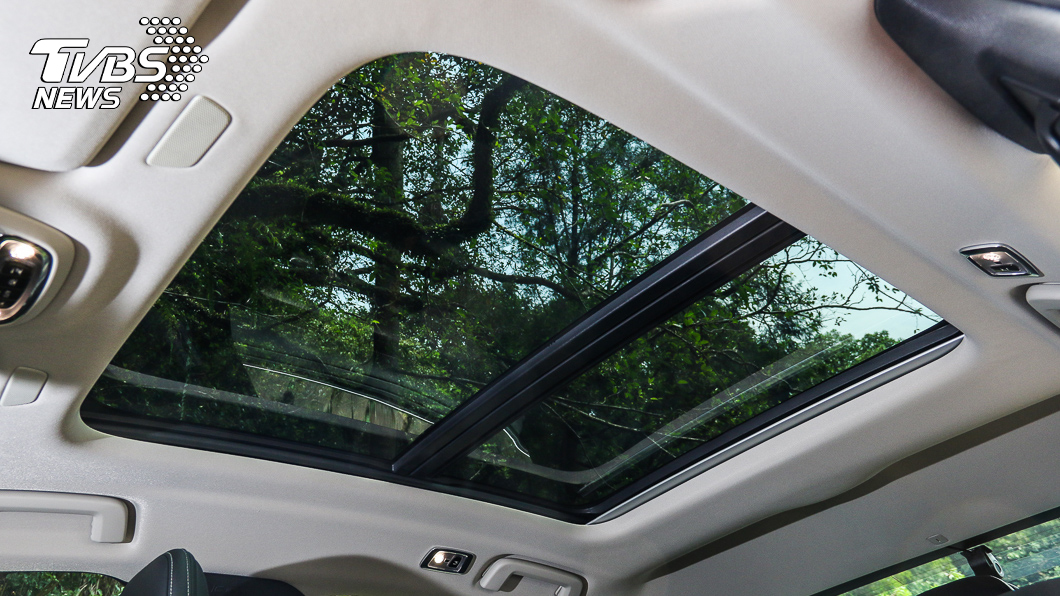 全景天窗為S90全車系標準配備。