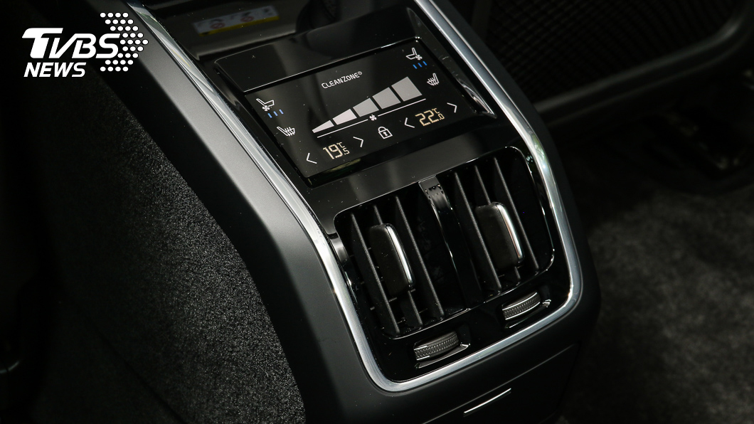 S90 B4 Inscription車型除了四區橫溫空調與後座電熱座椅，後座座椅通風也是標準配備。