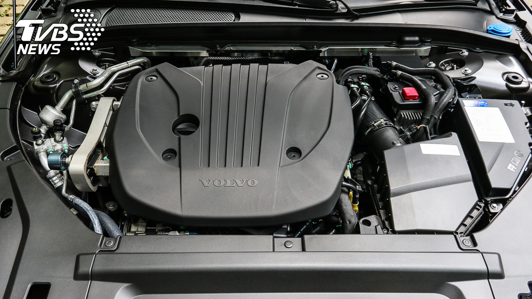 S90 B4以197匹馬力、30.6公斤米扭力輸出2.0升汽油渦輪增壓引擎搭配48V輕油電複合動力系統。