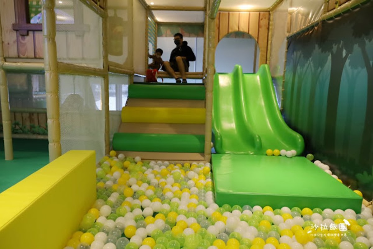放電首選！宜蘭親子飯店爽玩「350坪遊戲區」，先衝小汽車賽道、挑高溜滑梯
