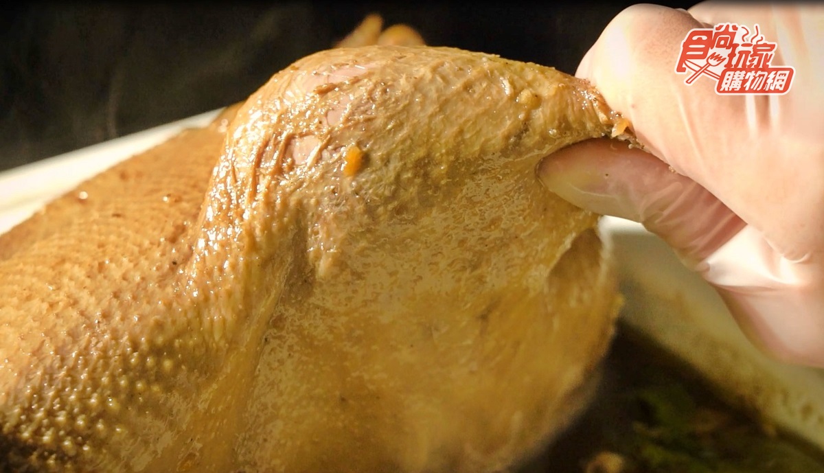 全台最便宜在家「呷補」！台式石頭火鍋「洋蔥鴨」，每隻鴨用１公斤洋蔥入味