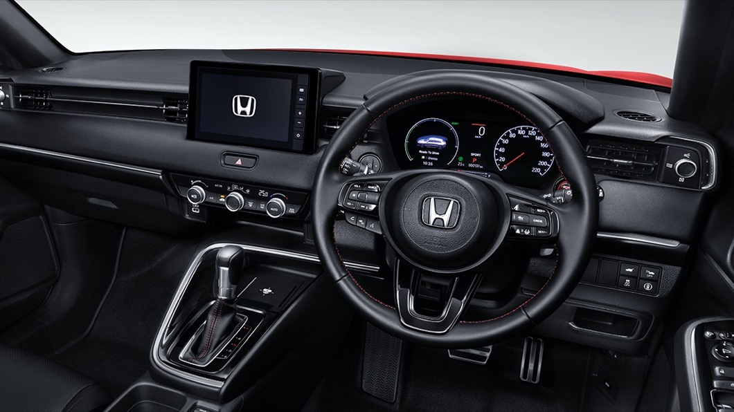 內裝配備方面，HR-V提供包含無線充電板、7吋液晶儀表、8吋觸控螢幕、電子手煞車等便利配備。(圖片來源/ Honda)
