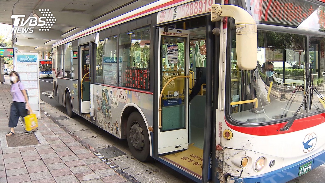 搭乘大眾交通工具可以稍微減緩路上車潮，不過坐公車的話會讓通勤時間變更長。(圖片來源/ TVBS)