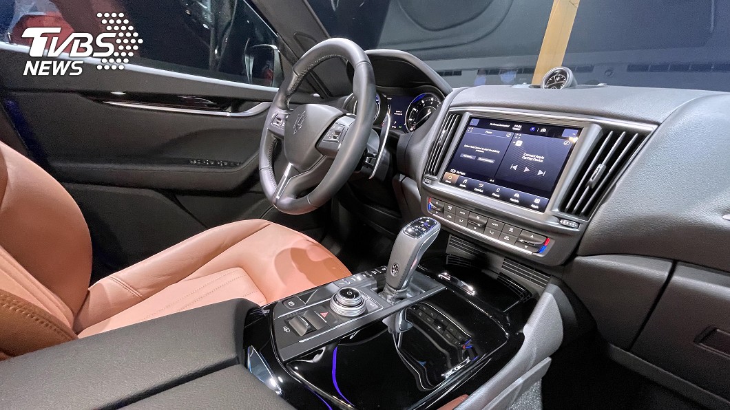 Levante GT臺灣標配版提供高級真皮座椅、類比指針時鐘、8.4吋中控觸控螢幕、無線Apple CarPlay/Android Auto以及四區恆溫空調。