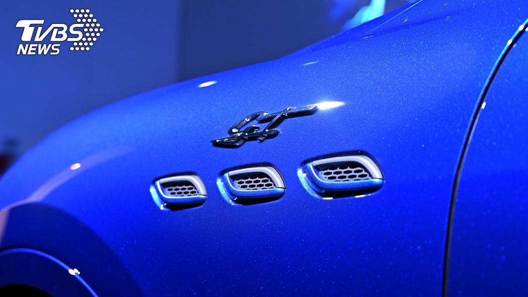 葉子鈑上的經典三鰭孔整合象徵潔淨鈷藍色帶設計，上端則多了新「GT」銘牌。