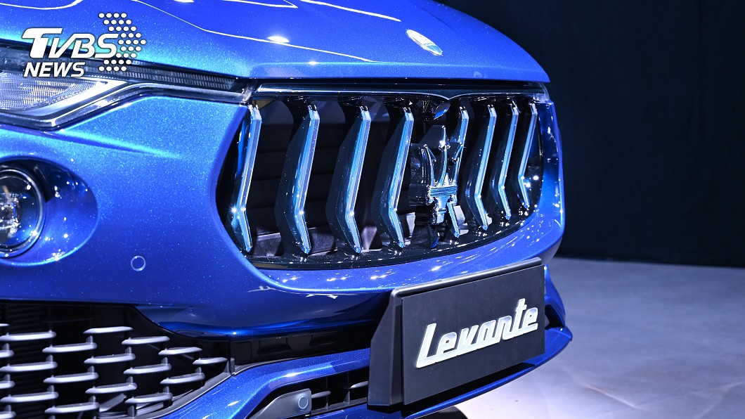 Levante GT配備立體鍍鉻水箱護罩，車頭造型更顯豪華氣派。(圖片來源/  TVBS)