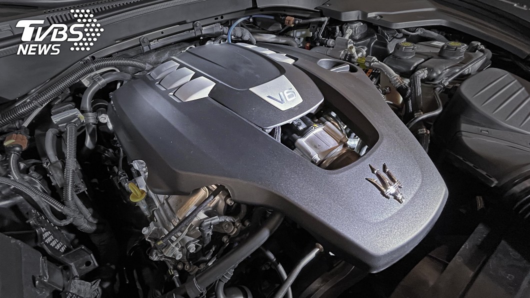 Levante Modena搭載3.0升V6雙渦輪引擎，擁有350匹馬力；而使用相同引擎本體的Modena S車型則有430匹馬力。