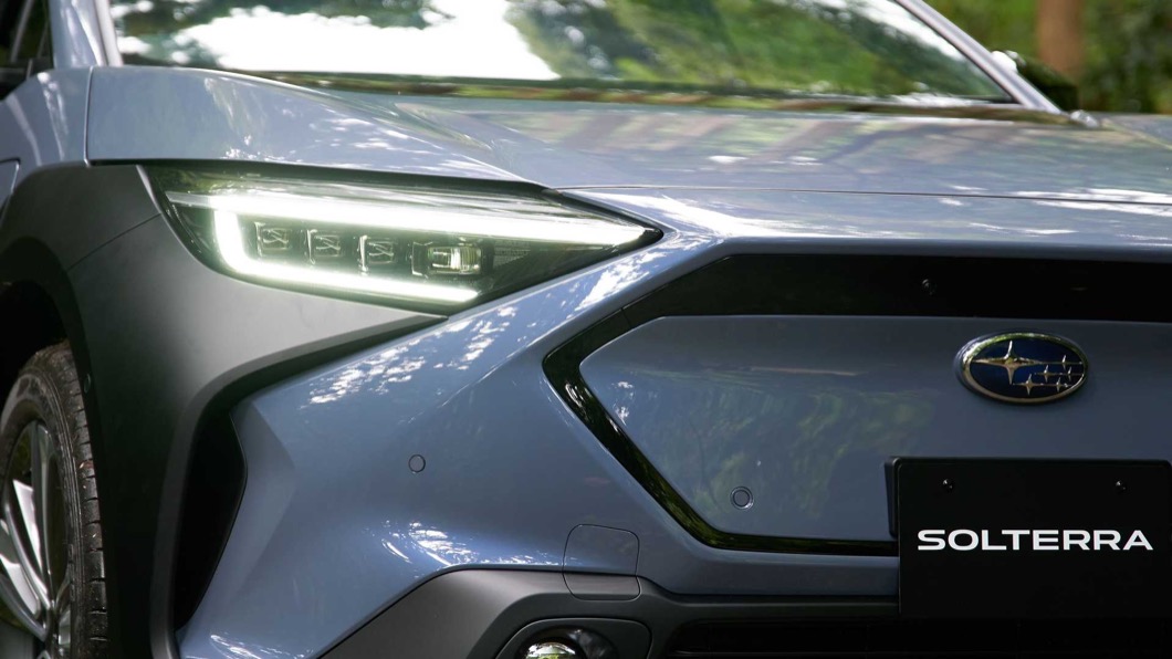 比較明顯的差別在於六角形的車頭飾板以及前保桿造型，Solterra皆帶來更加粗獷的外觀設計。(圖片來源/ Subaru)