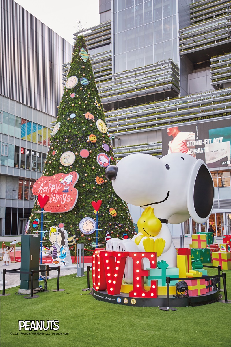 全台唯一「史努比主題耶誕樹」在台南！打卡必拍飄雪秀、巨型公仔和紅色狗屋