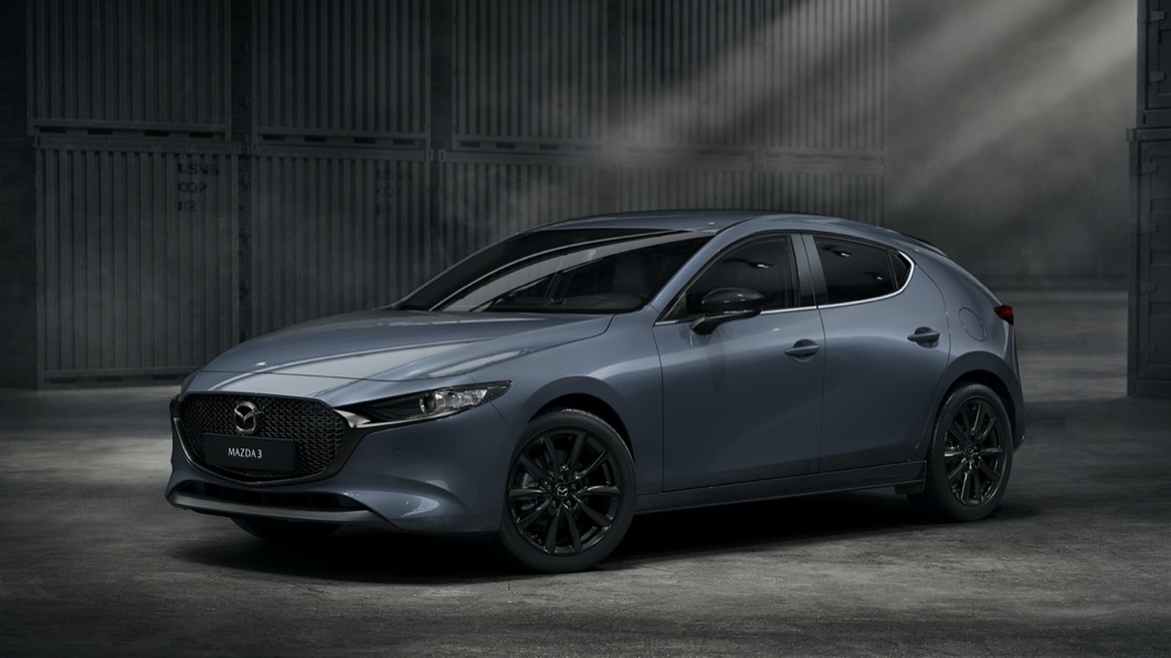 消費者也可以選擇Carbon Edition，此時將獲得爍黑車外後視鏡、爍黑18吋鋁合金輪圈、黑艷運動化織布座椅，帶來更具有個性化的氛圍。(圖片來源/ Mazda)