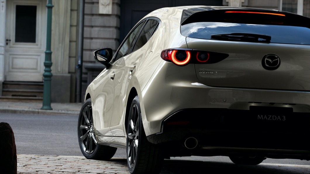 2022年式Mazda3這次也導入了琉光金新色。(圖片來源/ Mazda)