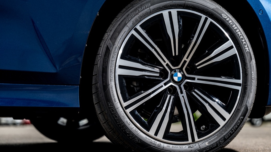 318i Luxury白金極智版的升級項目包含18吋782型輪圈等配備。(圖片來源/ BMW)