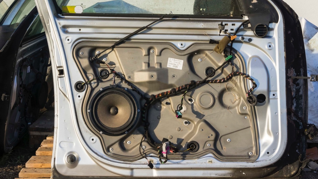 車門內部也有許多電子零件，太大力很可能會造成相關部件的損壞。(圖片來源/ octaviaclub.cz)
