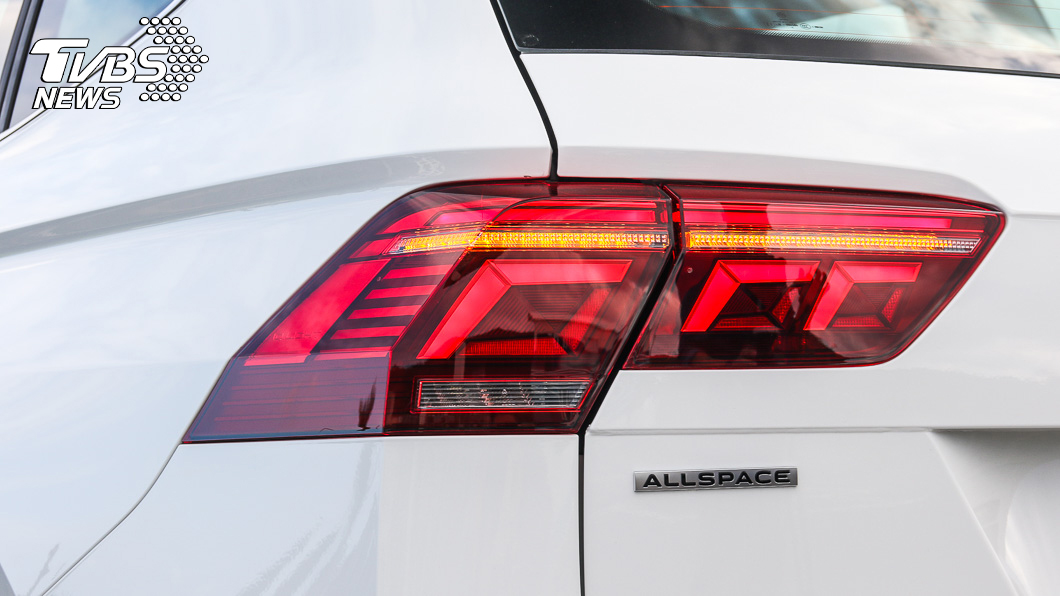 高亮度LED尾燈，搭配動態顯示方向燈為Tiguan Allspace 330 TSI Elegance Premium車型標準配備。