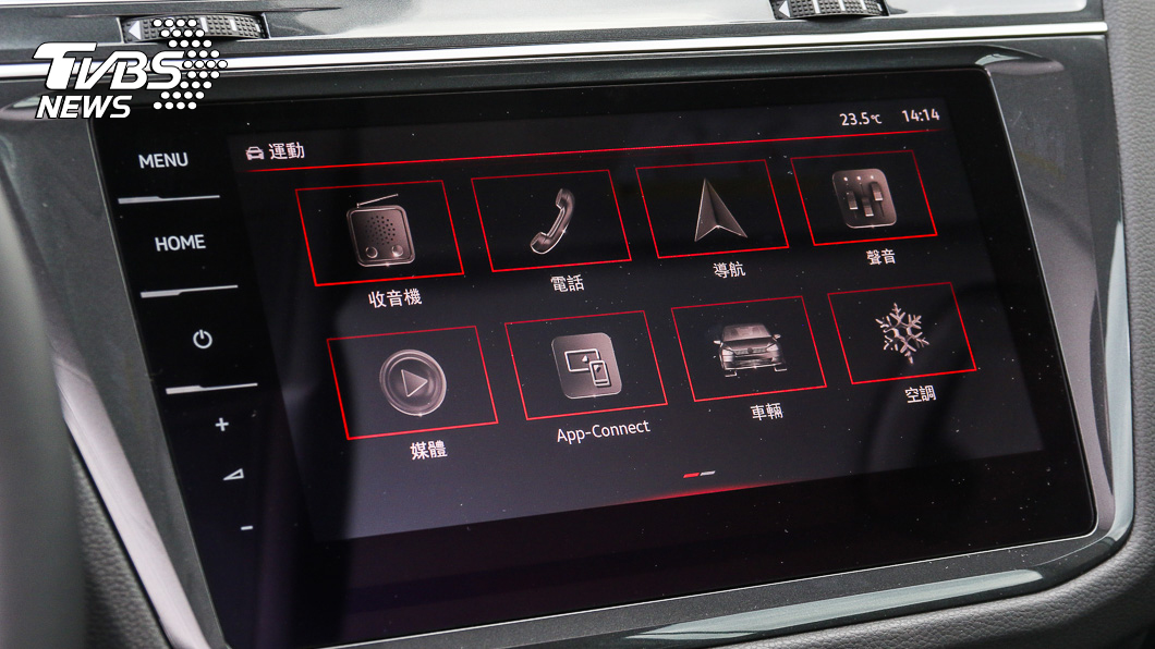 9.2吋中控台多媒體資訊系統顯示幕，且具備手勢控制功能。