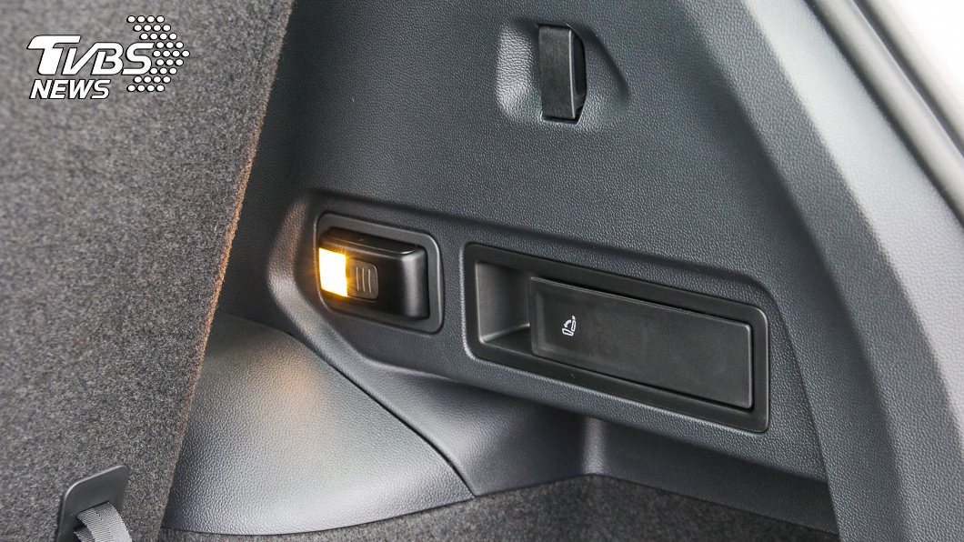 Tiguan Allspace行李廂配備有第二排座椅椅背快速釋放裝置，還有可兼用行李箱照明功能的磁吸式手電筒。