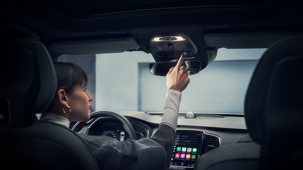 除了導入Volvo on Call功能之外，車室閱讀燈與天窗開關都改採觸控介面。(圖片來源/ Volvo)