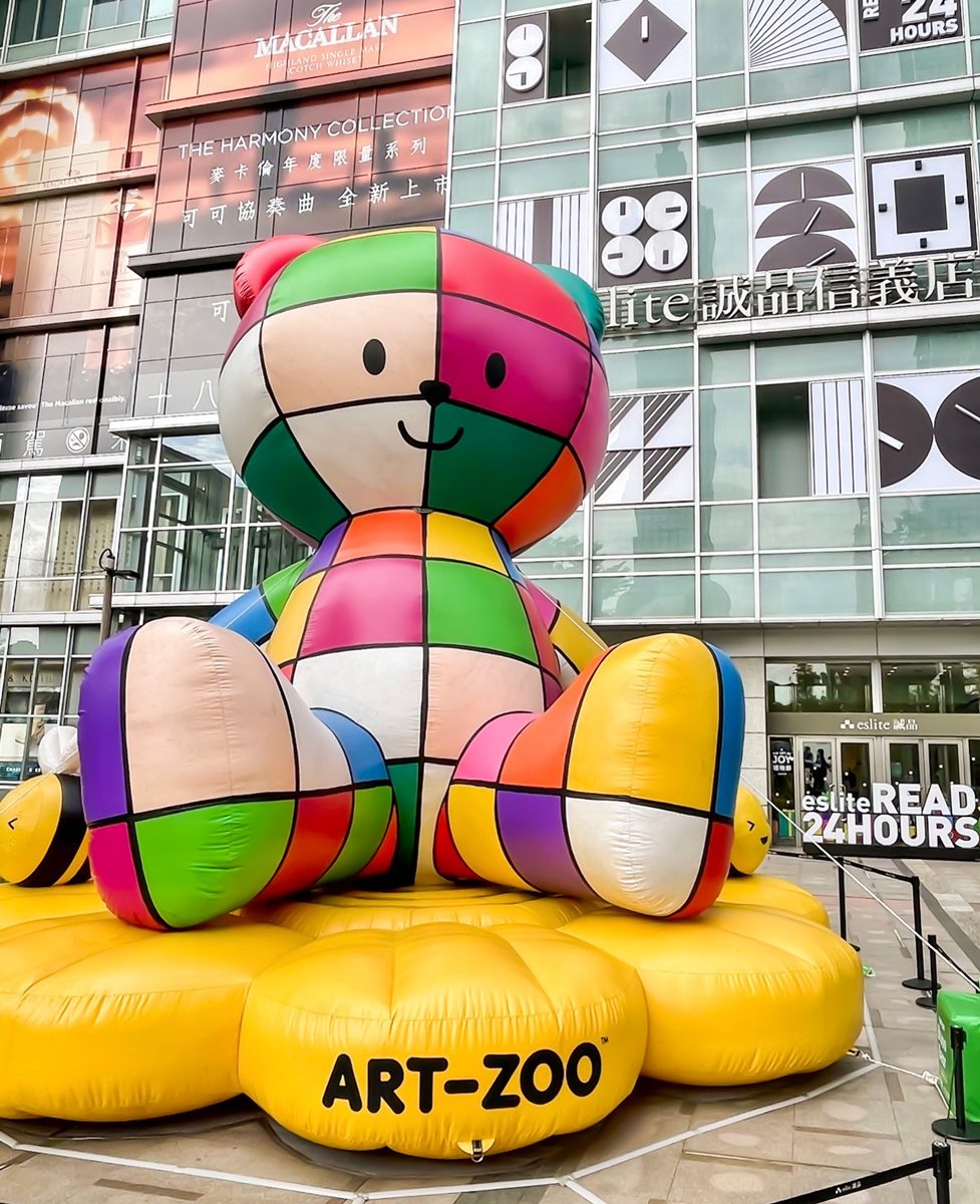 台北最新耶誕裝置！信義誠品出現８公尺「巨型熊玩偶」，合照還能免費拿好康