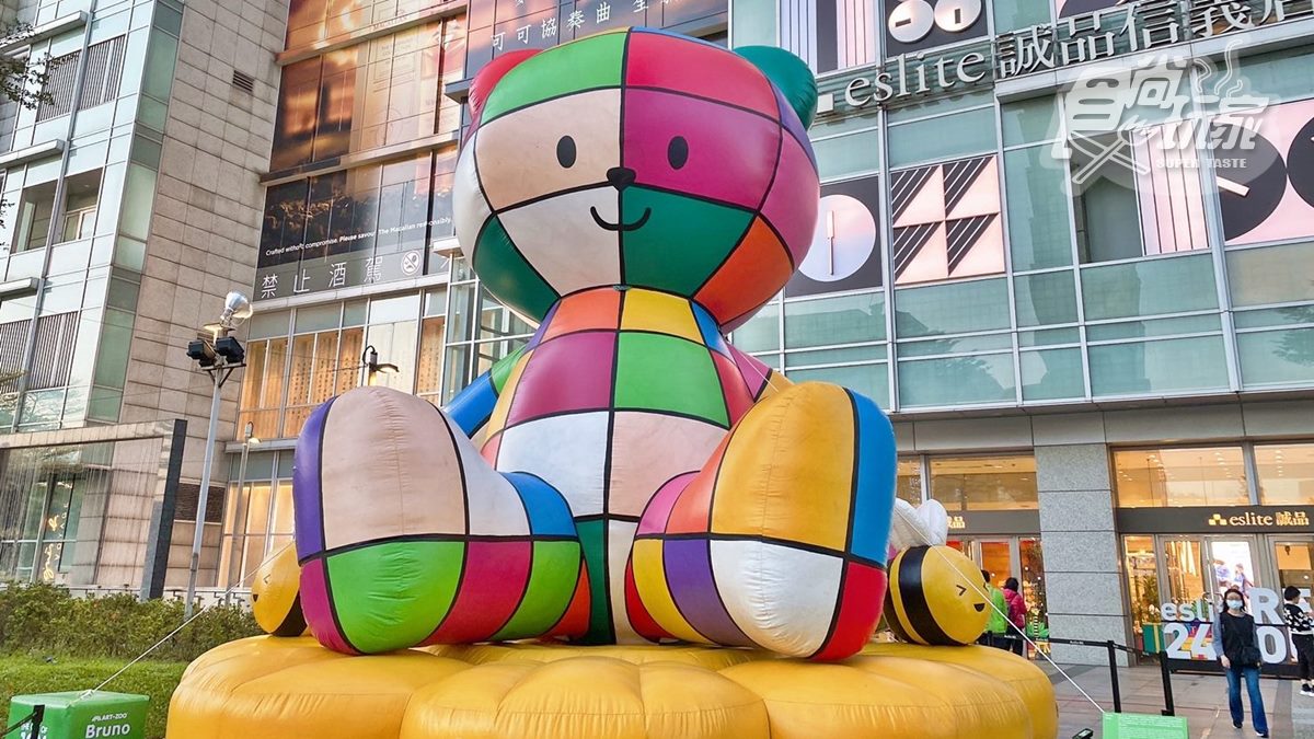 台北最新耶誕裝置！信義誠品出現８公尺「巨型熊玩偶」，合照還能免費拿好康