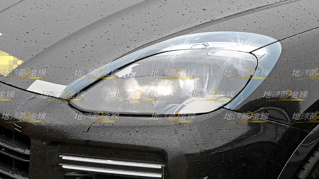 Porsche刻意於頭燈外圍貼上偽裝，營造並未修改Cayenne頭燈的錯覺。(圖片來源/ TVBS)