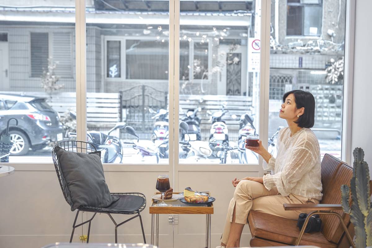 可愛店貓討摸！台北「韓系咖啡廳」打卡純白極簡裝潢，起司控必點手工巴斯克