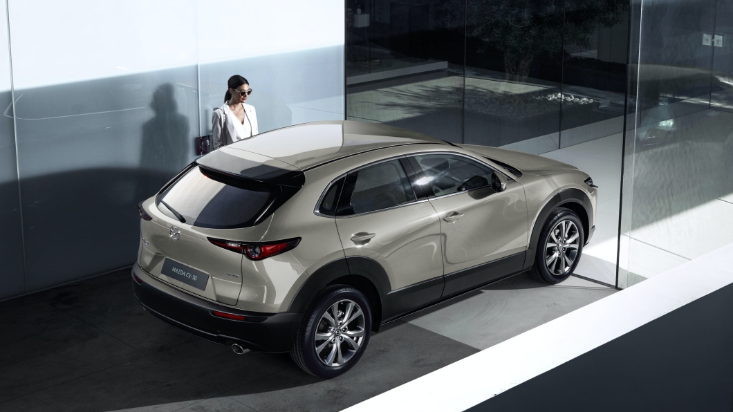 2022年式CX-30這次導入全新琉光金車色，帶來更耀眼的視覺感受。(圖片來源/ Mazda)