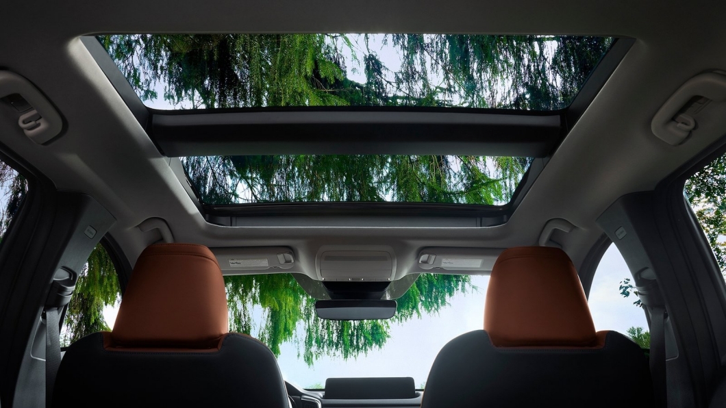 全景天窗的設計擁有更好的開闊性，同時也可以讓車主在戶外更親近大自然。(圖片來源/ Mazda)