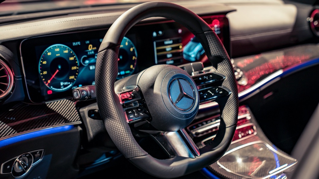 M-Benz CLS 350提供了質感細膩的中控台，並新增亮面灰色木紋飾板及霧面棕色胡桃木飾板。(圖片來源/ M-Benz)