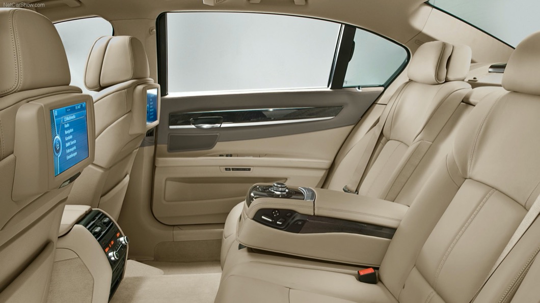 740Li的車內空間相當廣闊，內裝則是用上了Nappa真皮及深色高光澤梣木飾板。(圖片來源/ BMW)