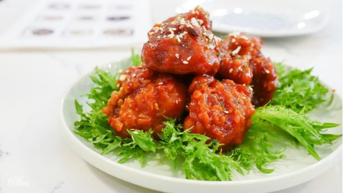 「韓式辣炸雞」以白色花椰菜代替素肉或小雞腿。（圖片來源：美食旅遊生活分享。欣晴）
