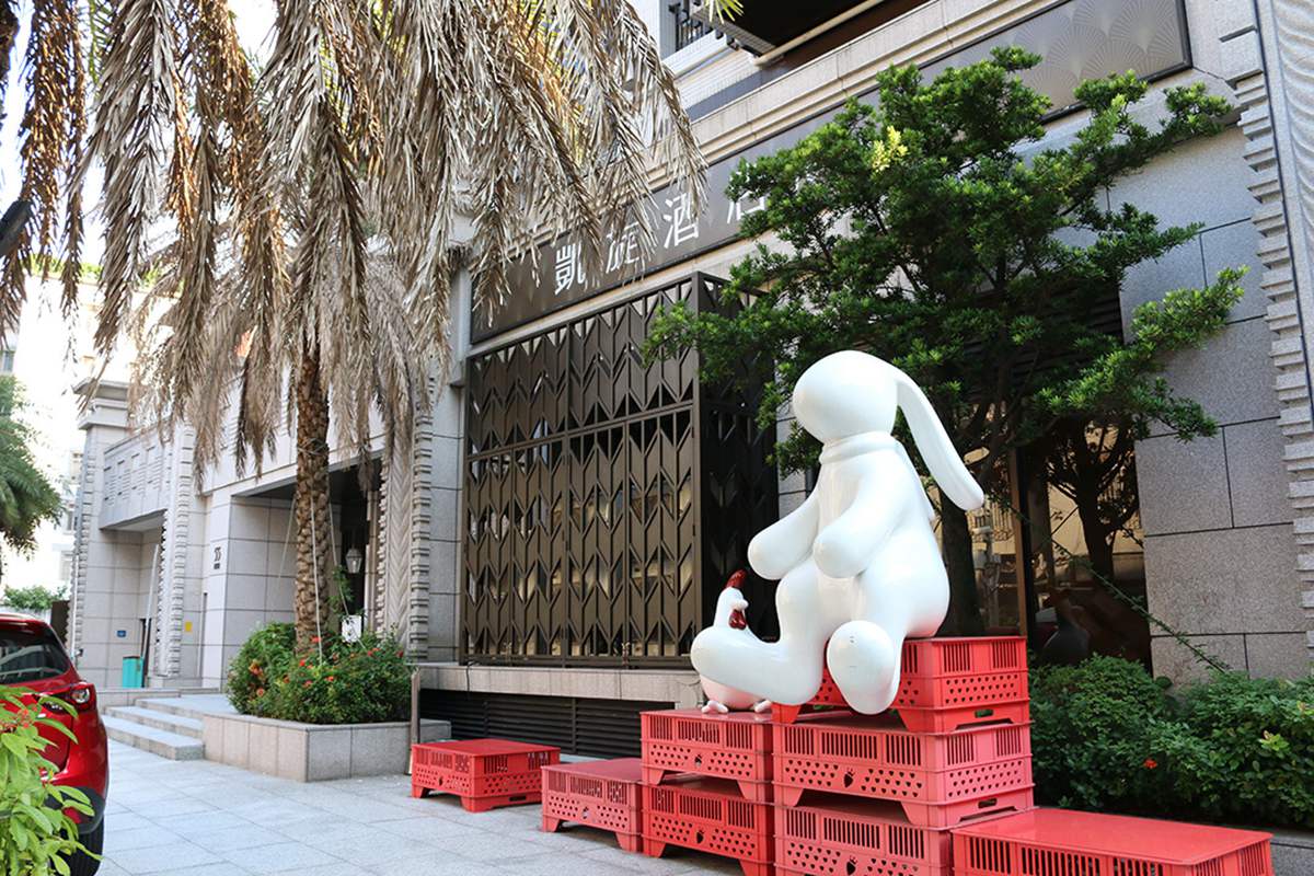 住進愛麗絲夢遊仙境！台北「奇幻風飯店」打卡巨兔地標，海洋彩繪房型超吸睛