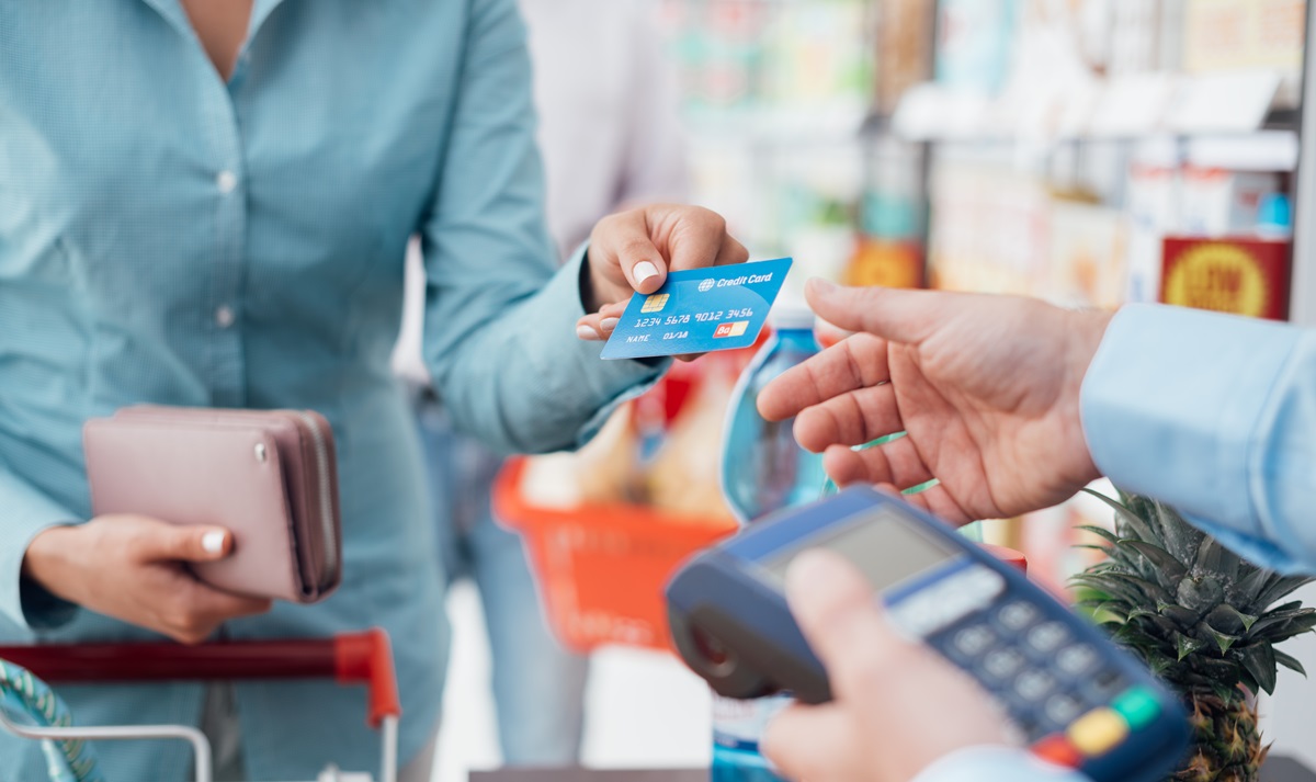 信用卡背面一定要簽名嗎？網曝「不簽名後果」，讓店員照刷卡就慘了