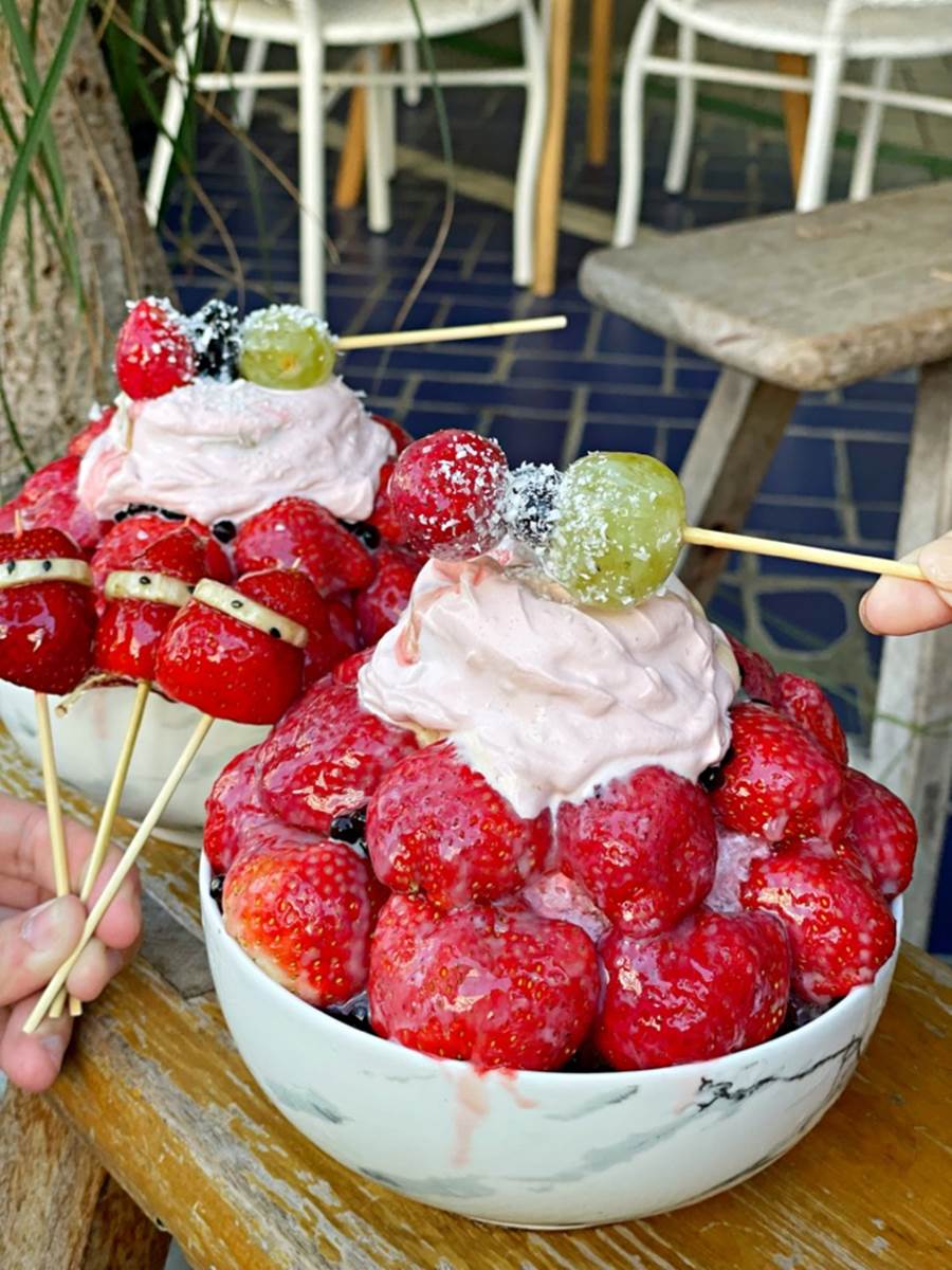 草莓控快看！台南排隊冰店「草莓串串冰」來了，５元加購限量超萌雪人糖葫蘆
