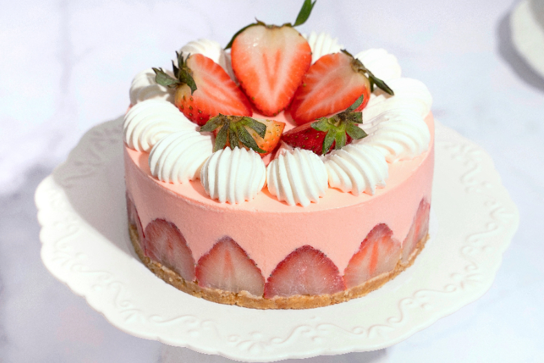 星巴克爆紅「草莓戚風蛋糕」預定才能吃！2021草莓季TOP10夢幻甜點清單，先吃絕美貝殼馬卡龍