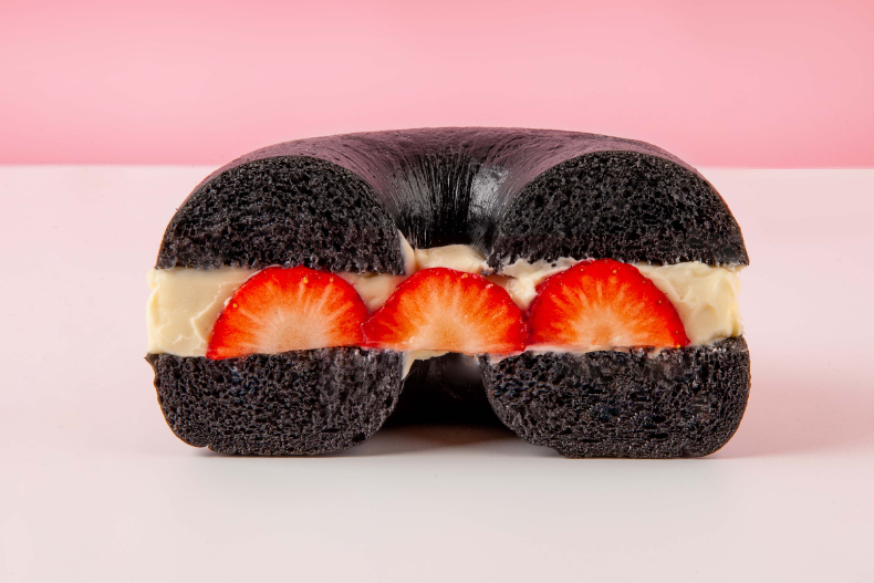 星巴克爆紅「草莓戚風蛋糕」預定才能吃！2021草莓季TOP10夢幻甜點清單，先吃絕美貝殼馬卡龍