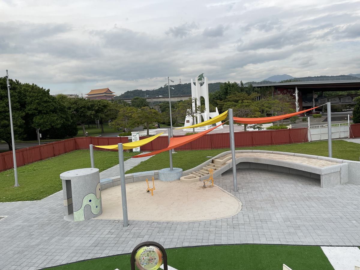 遛小孩天堂再＋１！台北「新生公園遊戲場」開幕，爽玩塔台滑梯、刺激攀爬網